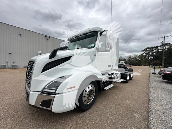 2020 VOLVO VNL64T300 - image 3 of 6