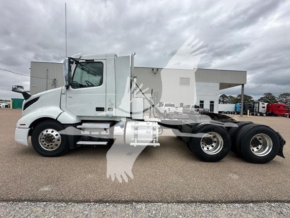 2020 VOLVO VNL64T300 - image 2 of 6