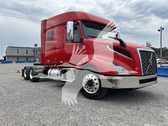 2019 VOLVO VNL64T740 - image 3 of 6