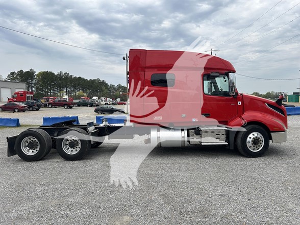 2019 VOLVO VNL64T740 - image 4 of 6