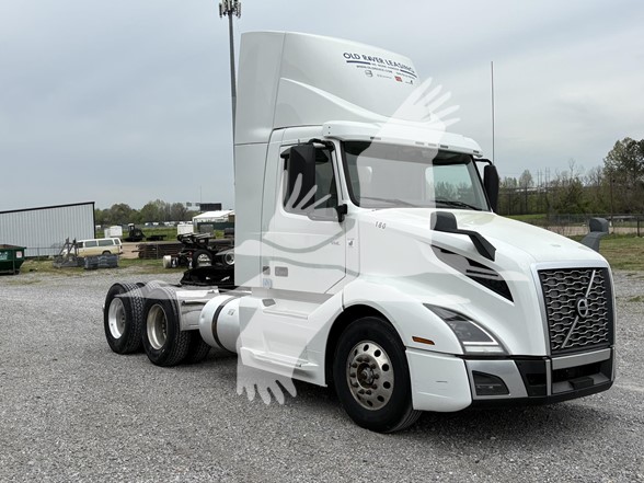 2019 VOLVO VNL64T300 - image 2 of 6
