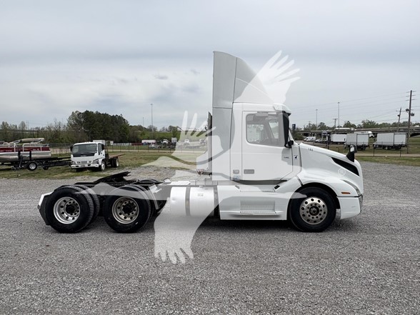 2019 VOLVO VNL64T300 - image 5 of 6