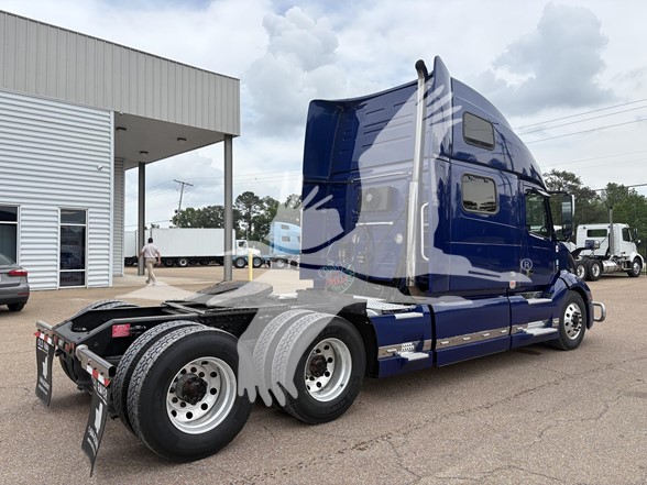 2022 VOLVO VNL64T860 - image 4 of 6
