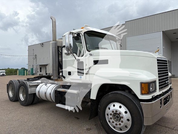 2020 MACK PINNACLE 64T - image 3 of 6
