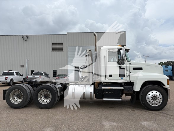 2020 MACK PINNACLE 64T - image 4 of 6