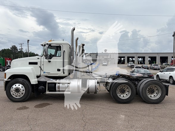 2020 MACK PINNACLE 64T - image 5 of 6