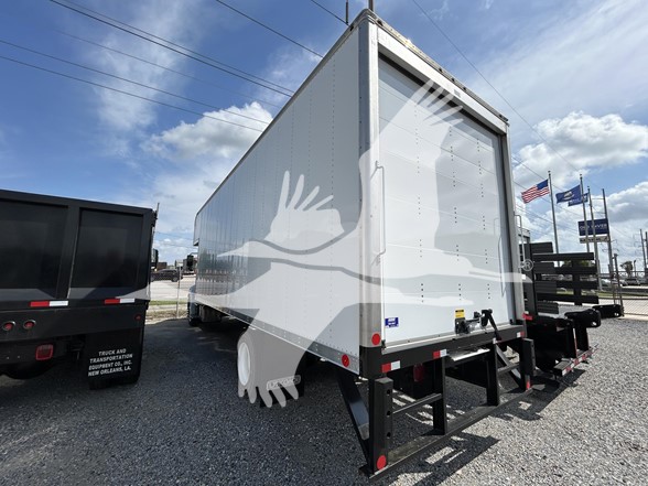 2025 HINO L6 - image 4 of 6