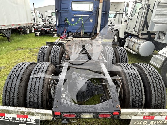2020 VOLVO VNL64T300 - image 2 of 6