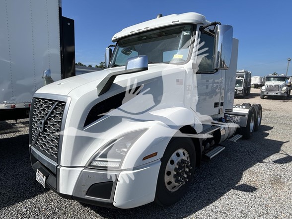 2020 VOLVO VNL64T300 - image 1 of 6