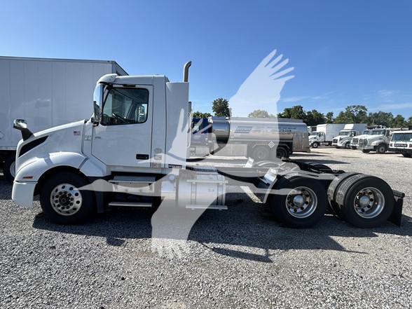 2020 VOLVO VNL64T300 - image 2 of 6
