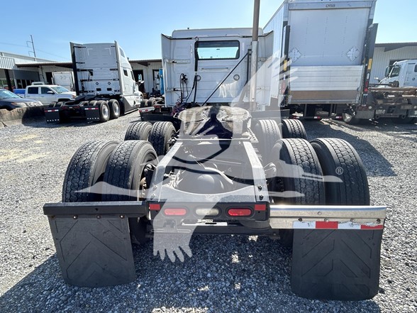 2020 VOLVO VNL64T300 - image 4 of 6