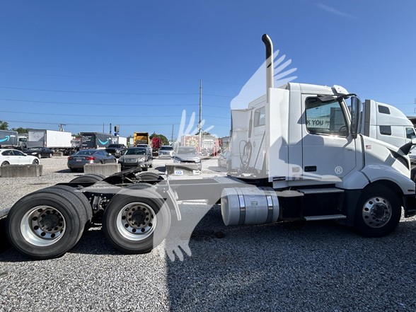 2020 VOLVO VNL64T300 - image 5 of 6