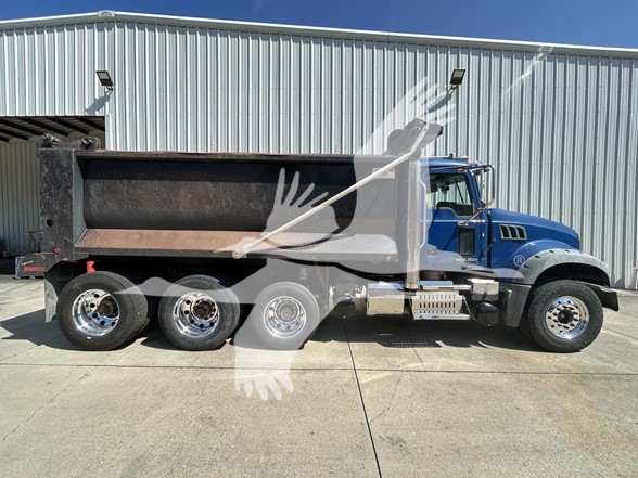 2017 MACK GRANITE GU713 - image 3 of 6