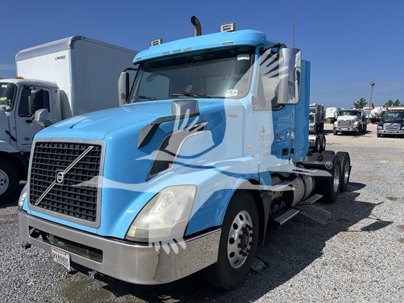 2018 VOLVO VNL64T300 - image 3 of 6