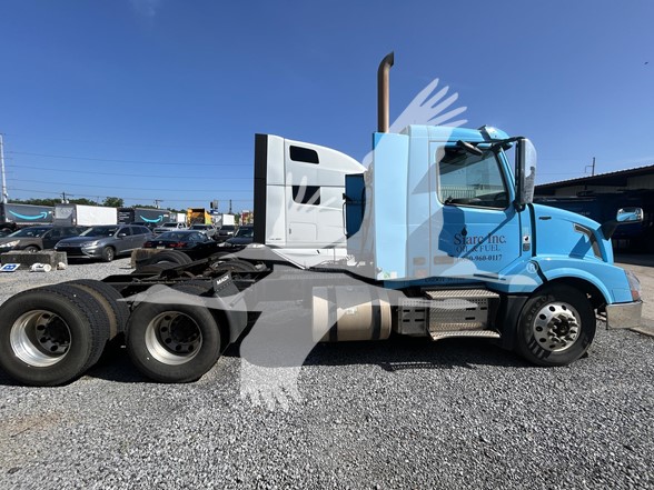 2018 VOLVO VNL64T300 - image 1 of 6
