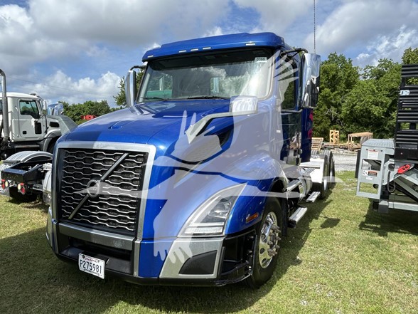 2020 VOLVO VNL64T300 - image 3 of 6