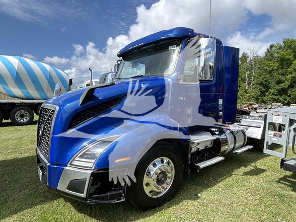 2020 VOLVO VNL64T300 - image 4 of 6