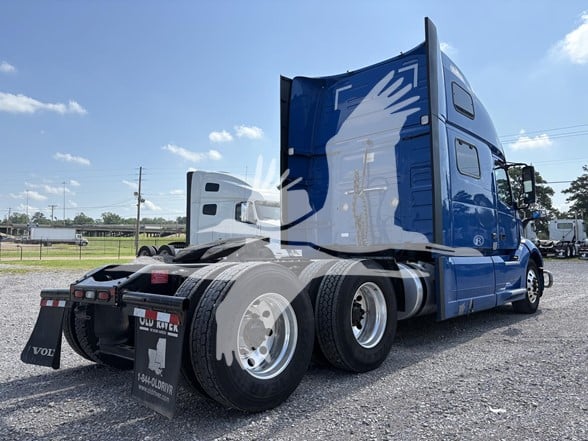 2023 VOLVO VNL64T860 - image 2 of 6