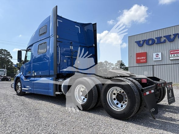 2023 VOLVO VNL64T860 - image 4 of 6