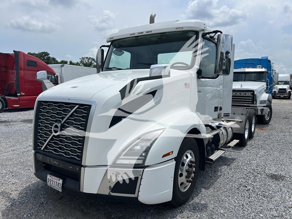 2020 VOLVO VNL64T300 - image 1 of 6