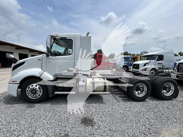 2020 VOLVO VNL64T300 - image 2 of 6