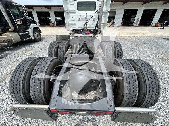 2020 VOLVO VNL64T300 - image 4 of 6