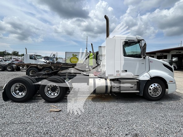 2020 VOLVO VNL64T300 - image 5 of 6
