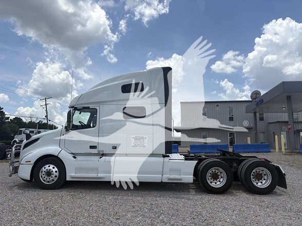 2023 VOLVO VNL64T760 - image 3 of 6
