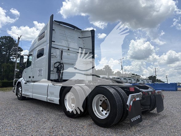 2023 VOLVO VNL64T760 - image 4 of 6