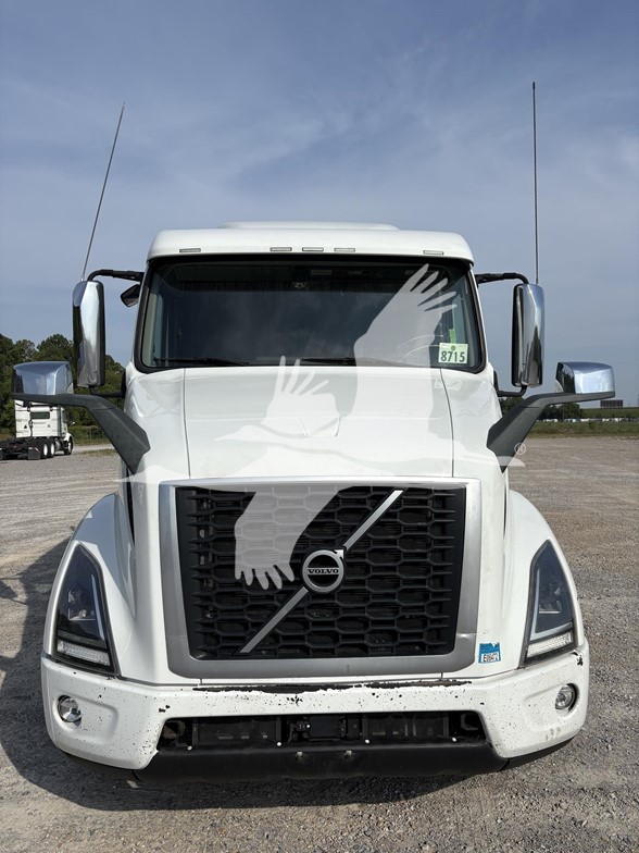 2020 VOLVO VNR64T640 - image 2 of 6