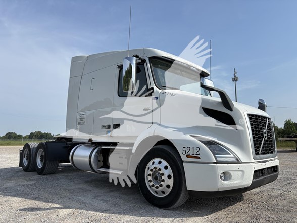 2020 VOLVO VNR64T640 - image 3 of 6