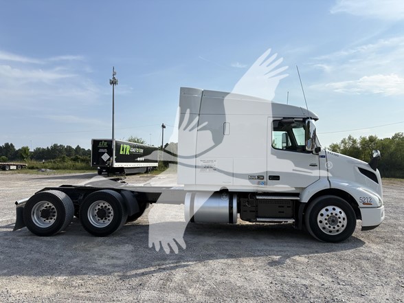 2020 VOLVO VNR64T640 - image 4 of 6