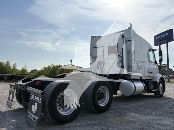 2020 VOLVO VNR64T640 - image 5 of 6