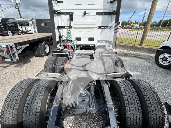 2025 VOLVO VNL64T860 - image 4 of 6