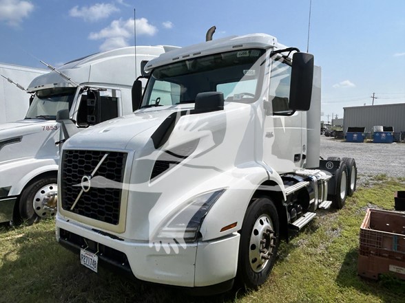 2021 VOLVO VNR64T300 - image 3 of 6