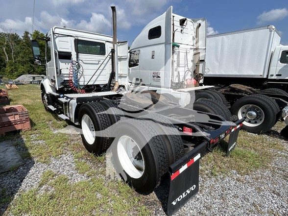 2021 VOLVO VNR64T300 - image 4 of 6