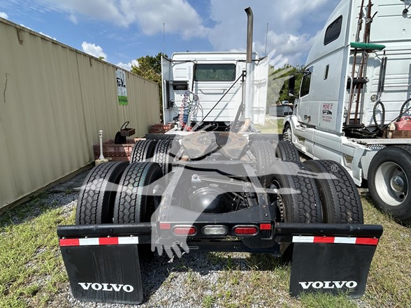 2021 VOLVO VNR64T300 - image 5 of 6