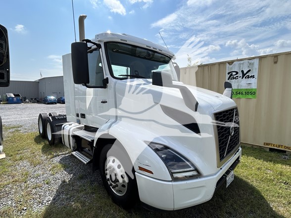 2021 VOLVO VNR64T300 - image 1 of 6
