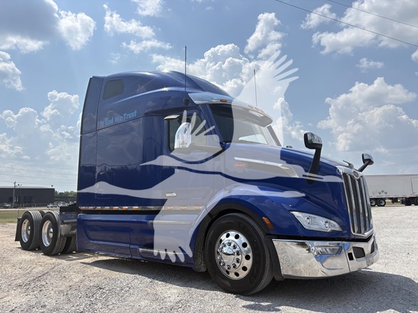 2023 PETERBILT 579 - image 3 of 6