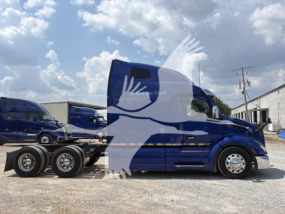 2023 PETERBILT 579 - image 4 of 6
