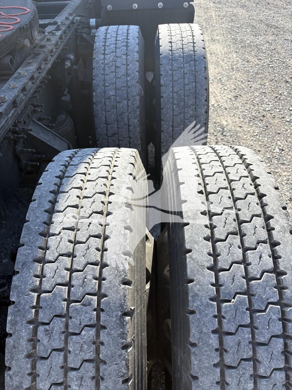 2020 VOLVO VNL64T760 - image 3 of 6