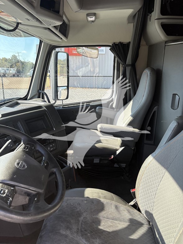 2020 VOLVO VNL64T760 - image 5 of 6