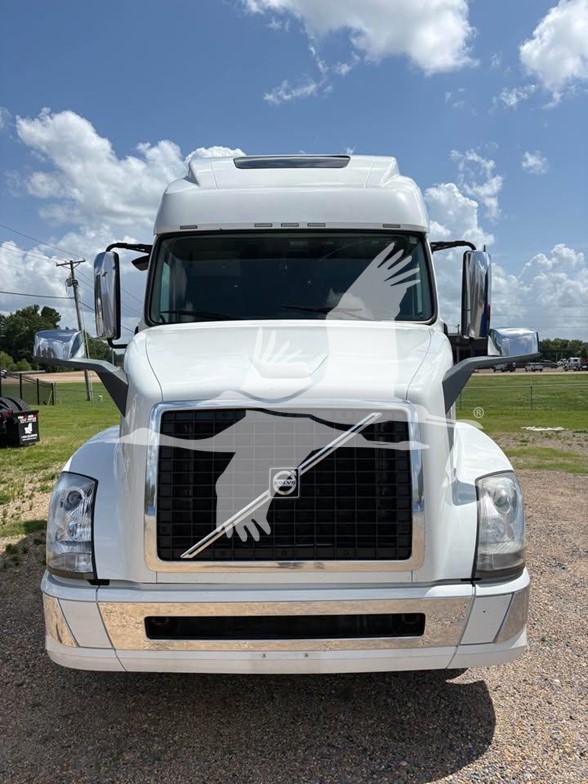 2018 VOLVO VNL64T670 - image 2 of 6