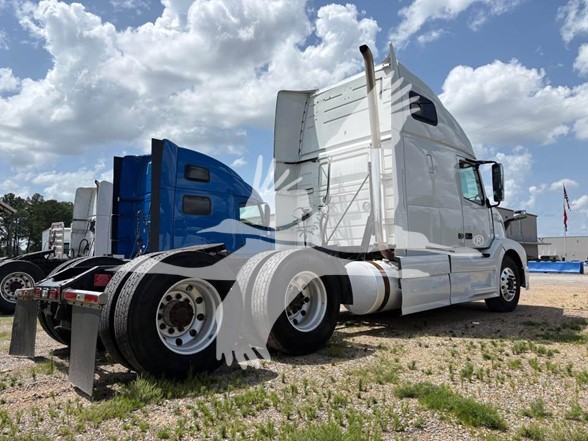 2018 VOLVO VNL64T670 - image 4 of 6
