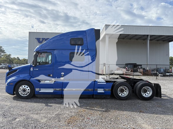 2022 VOLVO VNL64T860 2022 VOLVO VNL64T860 - image 2 of 6