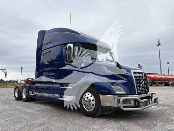 2023 VOLVO VNL64T860 - image 3 of 6