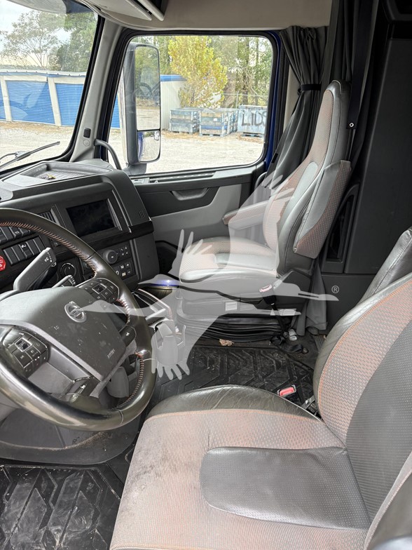 2023 VOLVO VNL64T860 - image 4 of 6