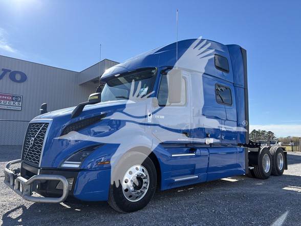 2023 VOLVO VNL64T860 - image 1 of 6