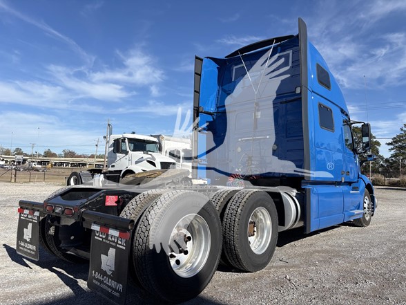 2023 VOLVO VNL64T860 - image 5 of 6