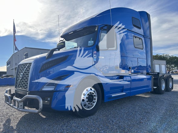 2023 VOLVO VNL64T860 - image 2 of 6